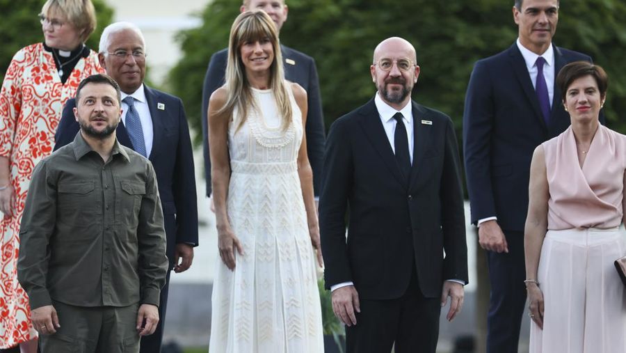 Presiden Ukraina Volodymyr Zelenskiy, Perdana Menteri Portugis Antonio Costa, Charles Michel, Presiden Dewan Eropa dan istrinya Amelie Derbaudrenghien Michel, Perdana Menteri Spanyol Pedro Sanchez dan istrinya Begona Gomez pada foto bersama selama makan malam sosial sebagai bagian dari program KTT NATO di Vilnius, Lituania, Selasa, 11 Juli 2023. (Yves Herman, Pool Photo via AP)