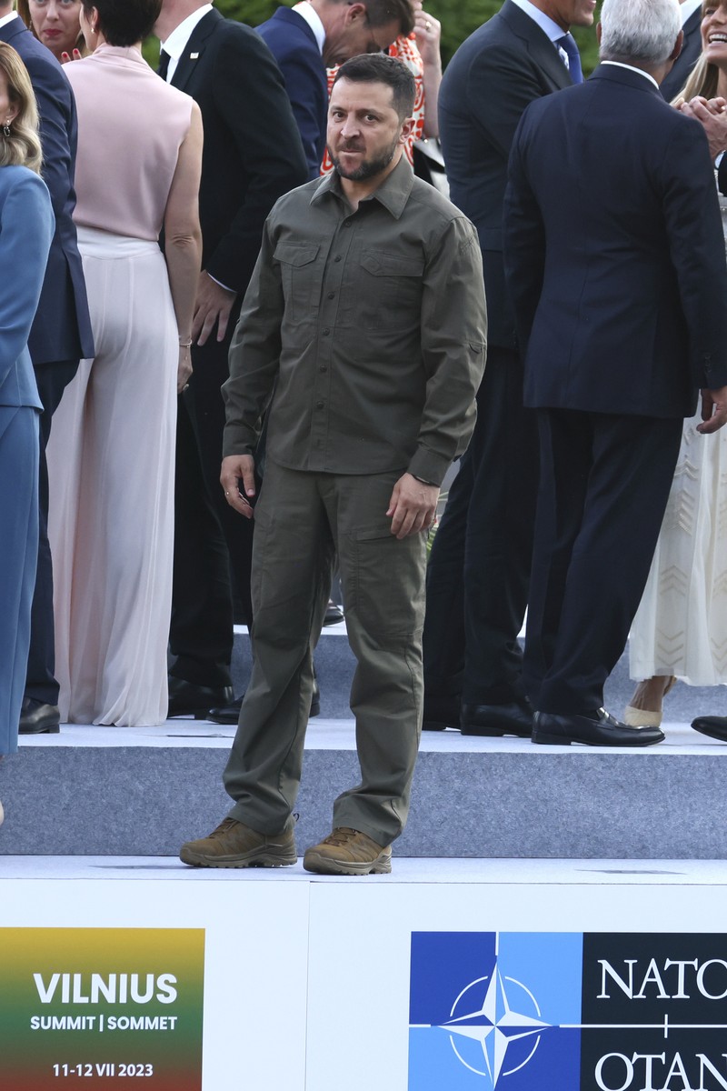 Presiden Ukraina Volodymyr Zelenskyy dan istrinya Olena Zelenska mengambil tempat mereka selama foto grup pada makan malam sosial selama KTT NATO di Vilnius, Lithuania, Selasa, 11 Juli 2023. Presiden Ukraina Volodymyr Zelenskyy dan istrinya Olena Zelenska mengambil tempat mereka selama foto grup pada makan malam sosial selama KTT NATO di Vilnius, Lithuania, Selasa, 11 Juli 2023. KTT NATO dimulai Selasa dengan momentum baru setelah Turki menarik keberatannya terhadap Swedia bergabung dengan aliansi, sebuah langkah menuju persatuan yang ingin ditunjukkan oleh para pemimpin Barat dalam menghadapi invasi Rusia ke Ukraina. (Yves Herman, Pool Photo via AP)