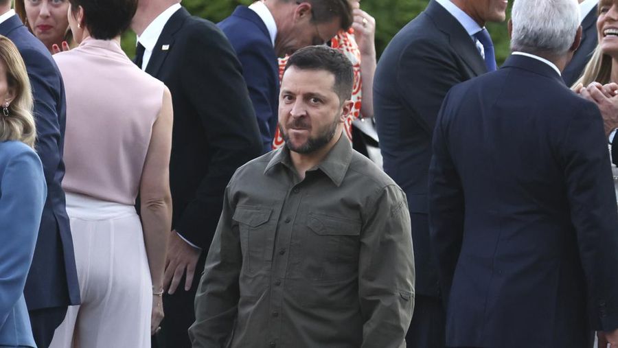 Presiden Ukraina Volodymyr Zelenskyy berpose saat foto grup pada jamuan makan malam sosial selama KTT NATO di Vilnius, Lithuania, Selasa, 11 Juli 2023. KTT NATO dimulai Selasa dengan momentum baru setelah Turki menarik keberatannya terhadap Swedia untuk bergabung dengan aliansi tersebut, sebuah langkah menuju persatuan yang ingin ditunjukkan oleh para pemimpin Barat dalam menghadapi invasi Rusia ke Ukraina. (Yves Herman, Pool Photo via AP)