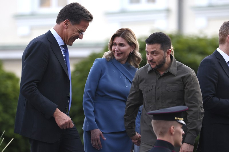 Presiden Ukraina Volodymyr Zelenskyy dan istrinya Olena Zelenska mengambil tempat mereka selama foto grup pada makan malam sosial selama KTT NATO di Vilnius, Lithuania, Selasa, 11 Juli 2023. Presiden Ukraina Volodymyr Zelenskyy dan istrinya Olena Zelenska mengambil tempat mereka selama foto grup pada makan malam sosial selama KTT NATO di Vilnius, Lithuania, Selasa, 11 Juli 2023. KTT NATO dimulai Selasa dengan momentum baru setelah Turki menarik keberatannya terhadap Swedia bergabung dengan aliansi, sebuah langkah menuju persatuan yang ingin ditunjukkan oleh para pemimpin Barat dalam menghadapi invasi Rusia ke Ukraina. (Yves Herman, Pool Photo via AP)