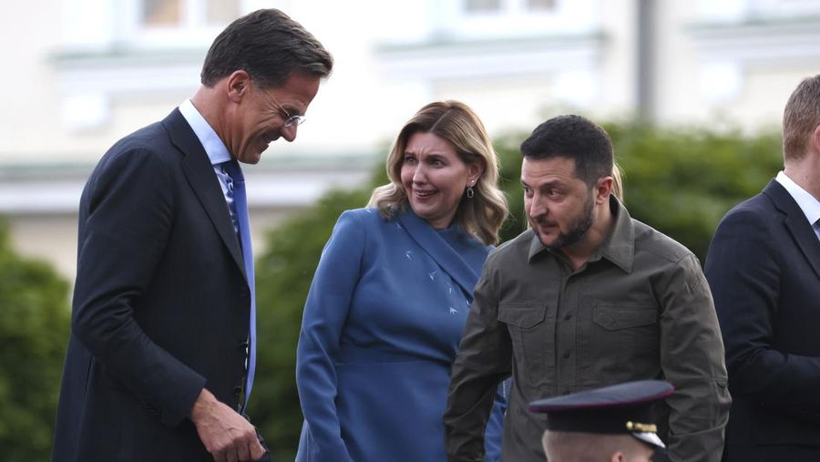 Presiden Ukraina Volodymyr Zelenskyy dan istrinya Olena Zelenska mengambil tempat mereka selama foto grup pada makan malam sosial selama KTT NATO di Vilnius, Lithuania, Selasa, 11 Juli 2023. KTT NATO dimulai Selasa dengan momentum baru setelah Turki menarik keberatannya terhadap Swedia bergabung dengan aliansi, sebuah langkah menuju persatuan yang ingin ditunjukkan oleh para pemimpin Barat dalam menghadapi invasi Rusia ke Ukraina. (Yves Herman, Pool Photo via AP)
