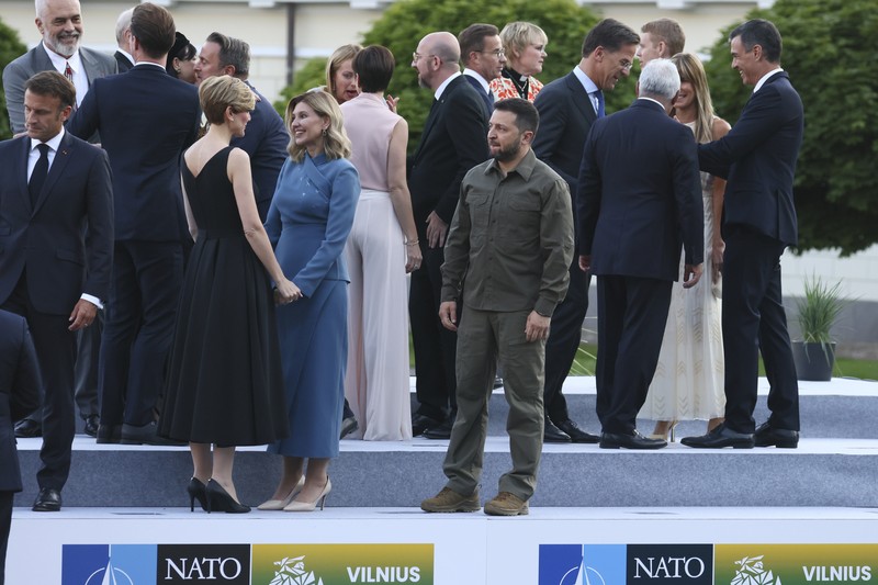 Presiden Ukraina Volodymyr Zelenskyy dan istrinya Olena Zelenska mengambil tempat mereka selama foto grup pada makan malam sosial selama KTT NATO di Vilnius, Lithuania, Selasa, 11 Juli 2023. Presiden Ukraina Volodymyr Zelenskyy dan istrinya Olena Zelenska mengambil tempat mereka selama foto grup pada makan malam sosial selama KTT NATO di Vilnius, Lithuania, Selasa, 11 Juli 2023. KTT NATO dimulai Selasa dengan momentum baru setelah Turki menarik keberatannya terhadap Swedia bergabung dengan aliansi, sebuah langkah menuju persatuan yang ingin ditunjukkan oleh para pemimpin Barat dalam menghadapi invasi Rusia ke Ukraina. (Yves Herman, Pool Photo via AP)