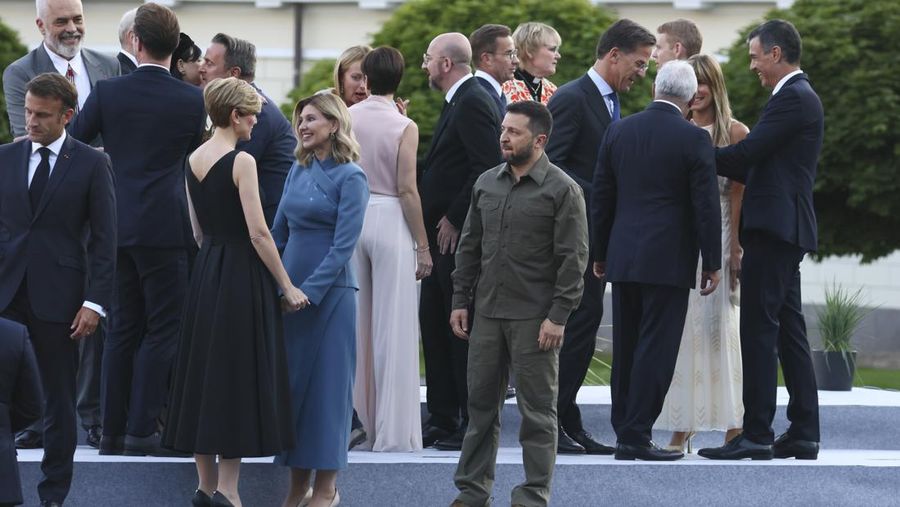 Presiden Ukraina Volodymyr Zelenskyy dan istrinya Olena Zelenska berpartisipasi dalam sesi foto grup pada jamuan makan malam sosial selama KTT NATO di Vilnius, Lithuania, Selasa, 11 Juli 2023. KTT NATO dimulai Selasa dengan momentum baru setelah Turki menarik keberatannya atas bergabungnya Swedia aliansi, sebuah langkah menuju persatuan yang ingin ditunjukkan oleh para pemimpin Barat dalam menghadapi invasi Rusia ke Ukraina. (Yves Herman, Pool Photo via AP)