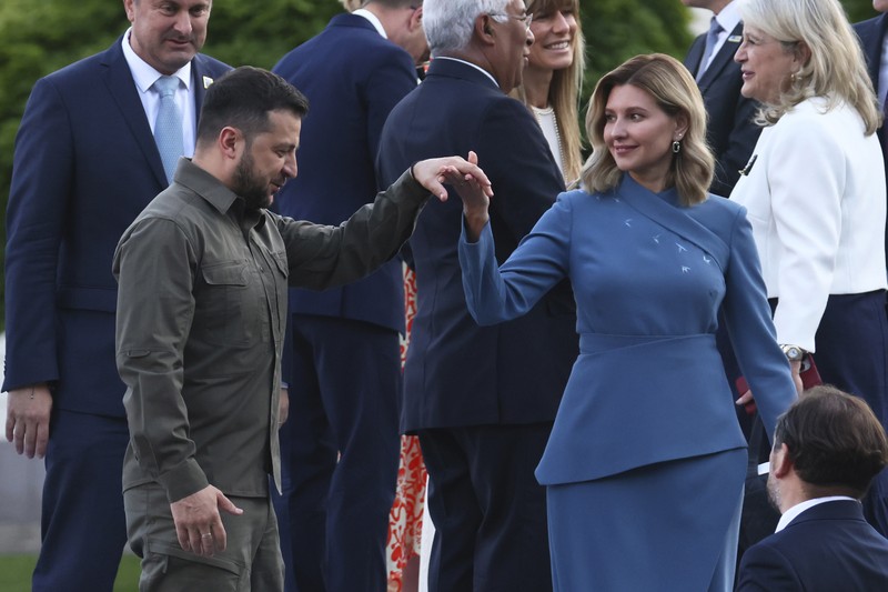 Presiden Ukraina Volodymyr Zelenskyy dan istrinya Olena Zelenska mengambil tempat mereka selama foto grup pada makan malam sosial selama KTT NATO di Vilnius, Lithuania, Selasa, 11 Juli 2023. Presiden Ukraina Volodymyr Zelenskyy dan istrinya Olena Zelenska mengambil tempat mereka selama foto grup pada makan malam sosial selama KTT NATO di Vilnius, Lithuania, Selasa, 11 Juli 2023. KTT NATO dimulai Selasa dengan momentum baru setelah Turki menarik keberatannya terhadap Swedia bergabung dengan aliansi, sebuah langkah menuju persatuan yang ingin ditunjukkan oleh para pemimpin Barat dalam menghadapi invasi Rusia ke Ukraina. (Yves Herman, Pool Photo via AP)