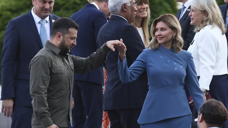 Presiden Ukraina Volodymyr Zelenskyy dan istrinya Olena Zelenska mengambil tempat mereka selama foto grup pada makan malam sosial selama KTT NATO di Vilnius, Lithuania, Selasa, 11 Juli 2023. KTT NATO dimulai Selasa dengan momentum baru setelah Turki menarik keberatannya terhadap Swedia bergabung dengan aliansi, sebuah langkah menuju persatuan yang ingin ditunjukkan oleh para pemimpin Barat dalam menghadapi invasi Rusia ke Ukraina. (Yves Herman, Pool Photo via AP)