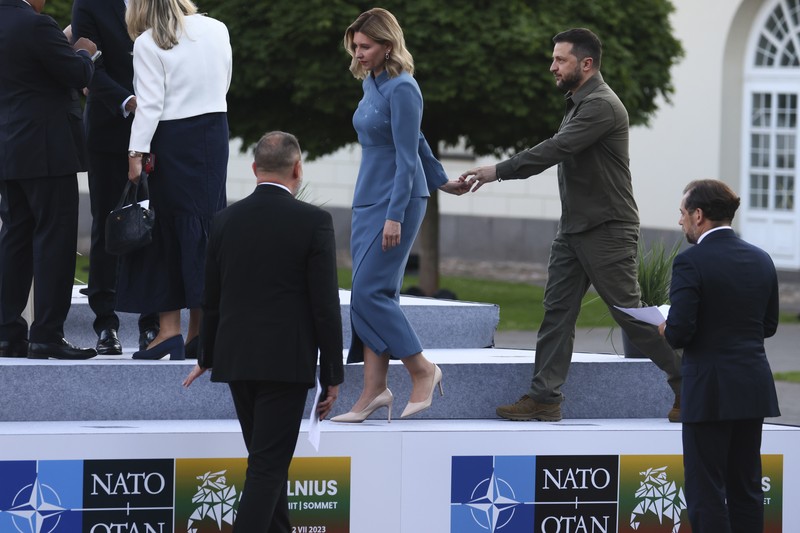 Presiden Ukraina Volodymyr Zelenskyy dan istrinya Olena Zelenska mengambil tempat mereka selama foto grup pada makan malam sosial selama KTT NATO di Vilnius, Lithuania, Selasa, 11 Juli 2023. Presiden Ukraina Volodymyr Zelenskyy dan istrinya Olena Zelenska mengambil tempat mereka selama foto grup pada makan malam sosial selama KTT NATO di Vilnius, Lithuania, Selasa, 11 Juli 2023. KTT NATO dimulai Selasa dengan momentum baru setelah Turki menarik keberatannya terhadap Swedia bergabung dengan aliansi, sebuah langkah menuju persatuan yang ingin ditunjukkan oleh para pemimpin Barat dalam menghadapi invasi Rusia ke Ukraina. (Yves Herman, Pool Photo via AP)