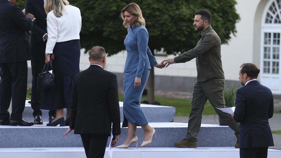 Presiden Ukraina Volodymyr Zelenskyy dan istrinya Olena Zelenska mengambil tempat mereka selama foto grup pada makan malam sosial selama KTT NATO di Vilnius, Lithuania, Selasa, 11 Juli 2023. KTT NATO dimulai Selasa dengan momentum baru setelah Turki menarik keberatannya terhadap Swedia bergabung dengan aliansi, sebuah langkah menuju persatuan yang ingin ditunjukkan oleh para pemimpin Barat dalam menghadapi invasi Rusia ke Ukraina. (Yves Herman, Pool Photo via AP)