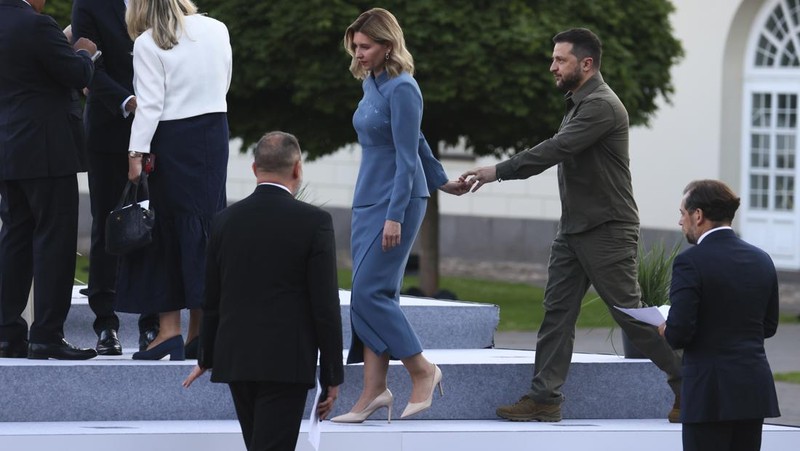 Presiden Ukraina Volodymyr Zelenskyy dan istrinya Olena Zelenska mengambil tempat mereka selama foto grup pada makan malam sosial selama KTT NATO di Vilnius, Lithuania, Selasa, 11 Juli 2023. KTT NATO dimulai Selasa dengan momentum baru setelah Turki menarik keberatannya terhadap Swedia bergabung dengan aliansi, sebuah langkah menuju persatuan yang ingin ditunjukkan oleh para pemimpin Barat dalam menghadapi invasi Rusia ke Ukraina. (Yves Herman, Pool Photo via AP)