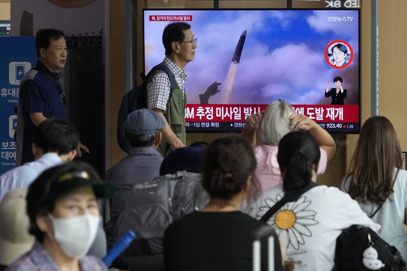 Sebuah layar TV menunjukkan gambar file peluncuran rudal Korea Utara selama program berita di Stasiun Kereta Api Seoul di Seoul, Korea Selatan, Rabu, 12 Juli 2023. Korea Utara meluncurkan rudal balistik jarak jauh ke arah perairan timurnya pada hari Rabu. tetangga mengatakan, dua hari setelah Korea Utara mengancam konsekuensi 