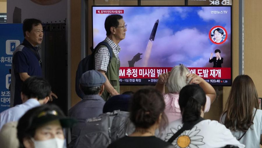 Sebuah layar TV menunjukkan gambar file peluncuran rudal Korea Utara selama program berita di Stasiun Kereta Api Seoul di Seoul, Korea Selatan, Rabu, 12 Juli 2023. Korea Utara meluncurkan rudal balistik jarak jauh ke arah perairan timurnya pada hari Rabu. tetangga mengatakan, dua hari setelah Korea Utara mengancam konsekuensi 