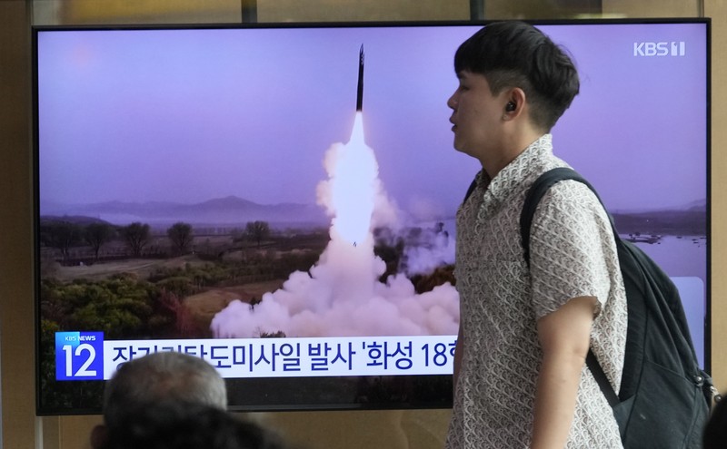 Sebuah layar TV menunjukkan gambar file peluncuran rudal Korea Utara selama program berita di Stasiun Kereta Api Seoul di Seoul, Korea Selatan, Rabu, 12 Juli 2023. Sebuah layar TV menunjukkan gambar file peluncuran rudal Korea Utara selama program berita di Stasiun Kereta Api Seoul di Seoul, Korea Selatan, Rabu, 12 Juli 2023. Korea Utara meluncurkan rudal balistik jarak jauh ke arah perairan timurnya pada hari Rabu. tetangga mengatakan, dua hari setelah Korea Utara mengancam konsekuensi