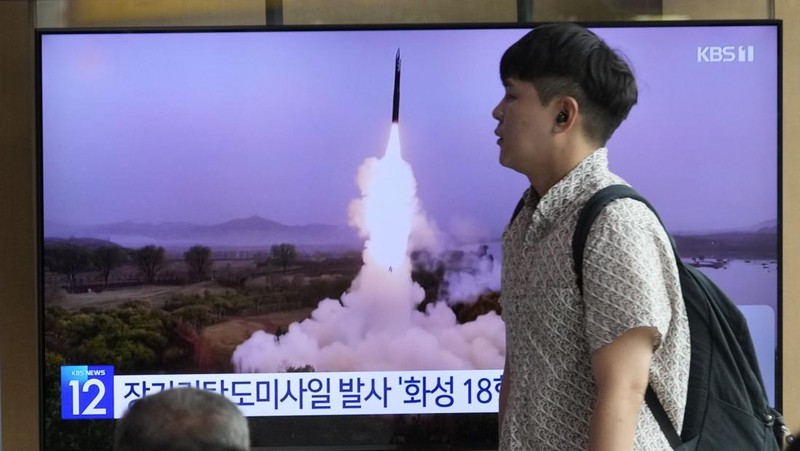 Sebuah layar TV menunjukkan gambar file peluncuran rudal Korea Utara selama program berita di Stasiun Kereta Api Seoul di Seoul, Korea Selatan, Rabu, 12 Juli 2023. Korea Utara meluncurkan rudal balistik jarak jauh ke arah perairan timurnya pada hari Rabu. tetangga mengatakan, dua hari setelah Korea Utara mengancam konsekuensi 