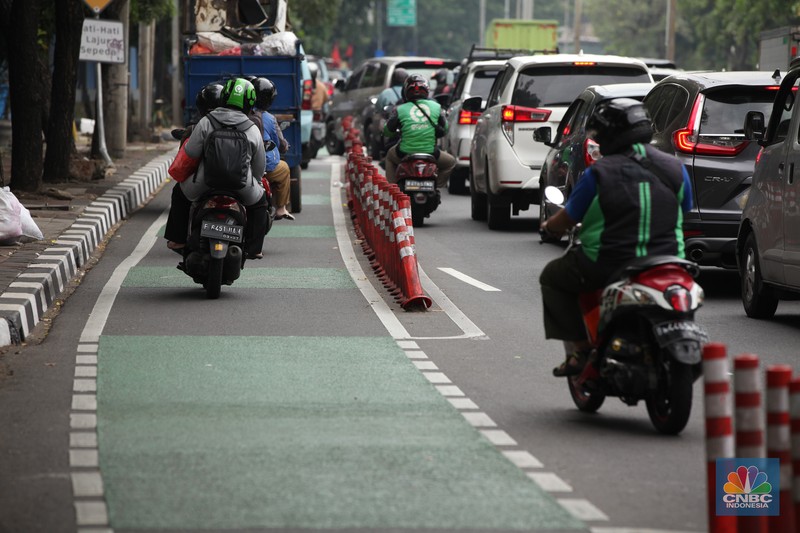 Sejumlah kendaraan melintas di jalur sepeda di Kawasan Karet Bivak, Jakarta Pusat, Rabu, (12/7/2023) (CNBC Indonesia/Muhammad Sabki) Sejumlah kendaraan melintas di jalur sepeda di Kawasan Karet Bivak, Jakarta Pusat, Rabu, (12/7/2023) (CNBC Indonesia/Muhammad Sabki)