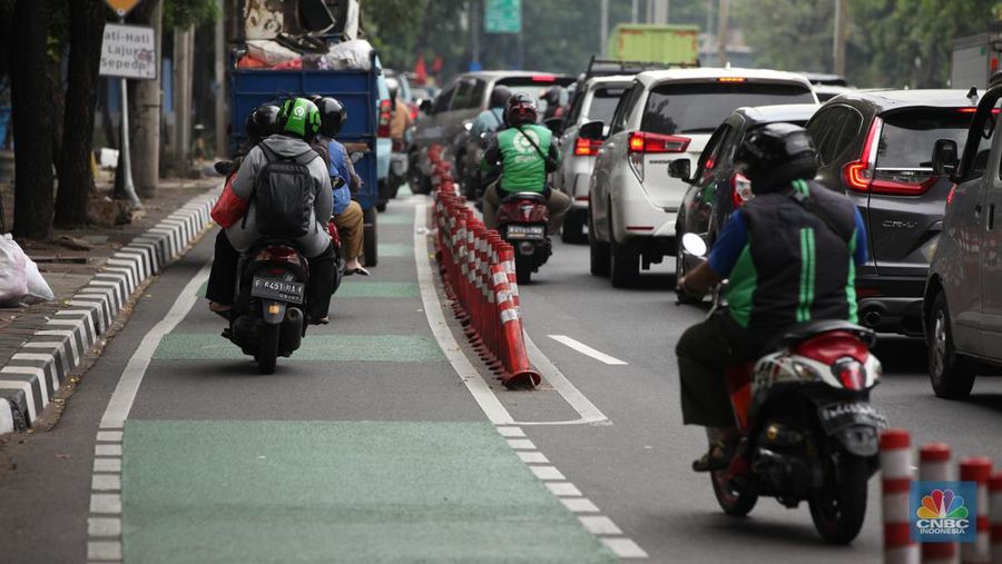 Sejumlah kendaraan melintas di jalur sepeda di Kawasan Karet Bivak, Jakarta Pusat, Rabu, (12/7/2023) (CNBC Indonesia/Muhammad Sabki)