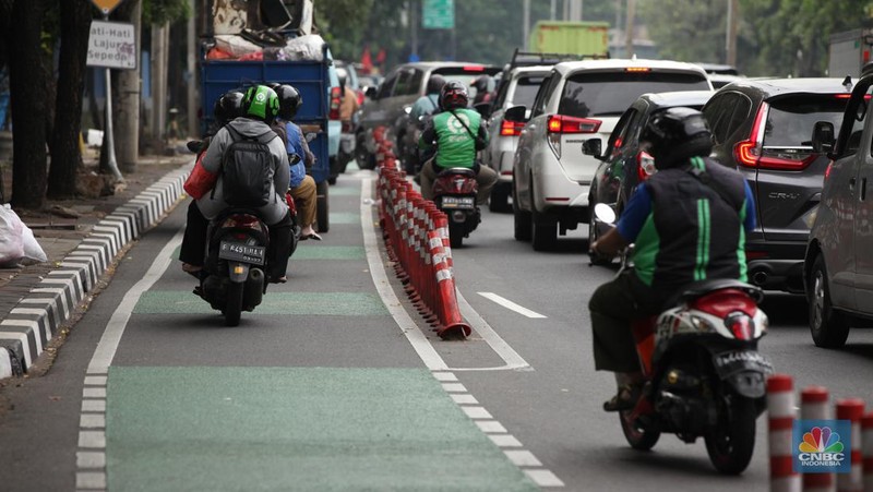 Sejumlah kendaraan melintas di jalur sepeda di Kawasan Karet Bivak, Jakarta Pusat, Rabu, (12/7/2023) (CNBC Indonesia/Muhammad Sabki)