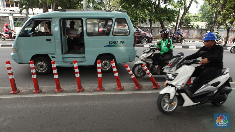 Sejumlah kendaraan melintas di jalur sepeda di Kawasan Karet Bivak, Jakarta Pusat, Rabu, (12/7/2023) (CNBC Indonesia/Muhammad Sabki) Sejumlah kendaraan melintas di jalur sepeda di Kawasan Karet Bivak, Jakarta Pusat, Rabu, (12/7/2023) (CNBC Indonesia/Muhammad Sabki)