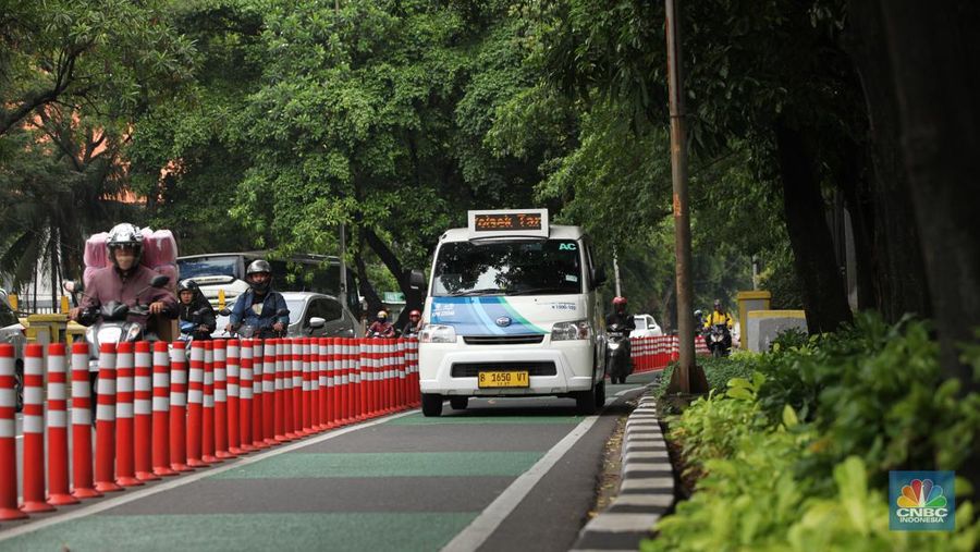 Sejumlah kendaraan melintas di jalur sepeda di Kawasan Karet Bivak, Jakarta Pusat, Rabu, (12/7/2023) (CNBC Indonesia/Muhammad Sabki)