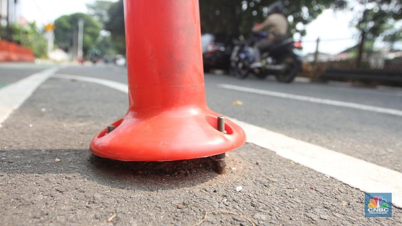 Sejumlah kendaraan melintas di jalur sepeda di Kawasan Karet Bivak, Jakarta Pusat, Rabu, (12/7/2023) (CNBC Indonesia/Muhammad Sabki)