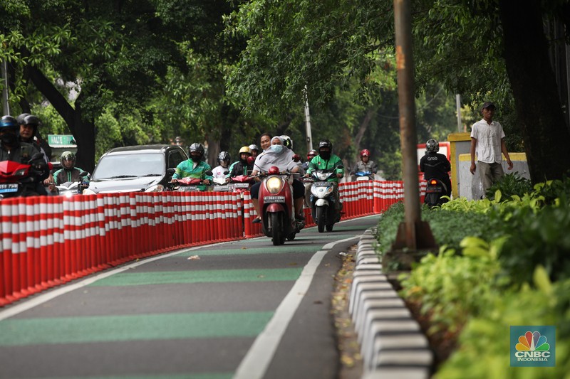 Sejumlah kendaraan melintas di jalur sepeda di Kawasan Karet Bivak, Jakarta Pusat, Rabu, (12/7/2023) (CNBC Indonesia/Muhammad Sabki)