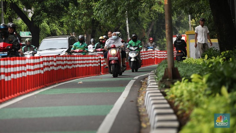Sejumlah kendaraan melintas di jalur sepeda di Kawasan Karet Bivak, Jakarta Pusat, Rabu, (12/7/2023) (CNBC Indonesia/Muhammad Sabki)