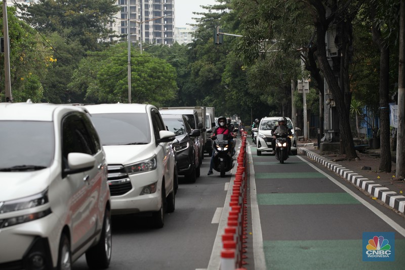 Sejumlah kendaraan melintas di jalur sepeda di Kawasan Karet Bivak, Jakarta Pusat, Rabu, (12/7/2023) (CNBC Indonesia/Muhammad Sabki) Sejumlah kendaraan melintas di jalur sepeda di Kawasan Karet Bivak, Jakarta Pusat, Rabu, (12/7/2023) (CNBC Indonesia/Muhammad Sabki)