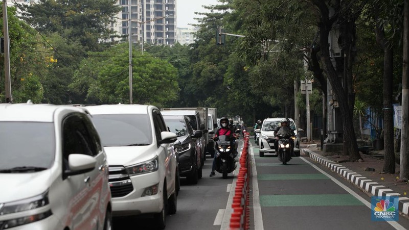 Sejumlah kendaraan melintas di jalur sepeda di Kawasan Karet Bivak, Jakarta Pusat, Rabu, (12/7/2023) (CNBC Indonesia/Muhammad Sabki)