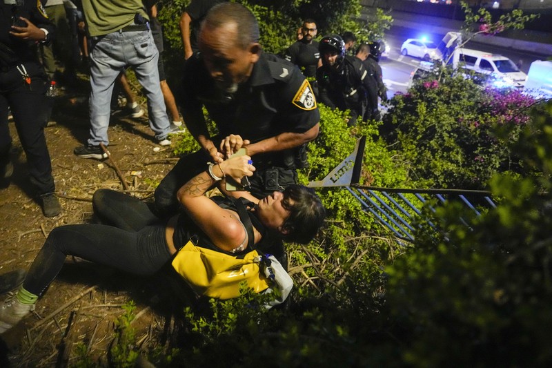 Orang-orang berdemonstrasi pada 'Hari Gangguan' sebagai protes terhadap Perdana Menteri Israel Benjamin Netanyahu dan perombakan peradilan pemerintah koalisi nasionalisnya, di Yerusalem 11 Juli 2023. Orang-orang berdemonstrasi pada 'Hari Gangguan' sebagai protes terhadap Perdana Menteri Israel Benjamin Netanyahu dan perombakan peradilan pemerintah koalisi nasionalisnya, di Yerusalem 11 Juli 2023. (REUTERS/Ronen Zvulun)