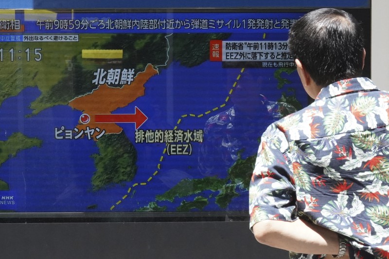 Sebuah layar TV menunjukkan gambar file peluncuran rudal Korea Utara selama program berita di Stasiun Kereta Api Seoul di Seoul, Korea Selatan, Rabu, 12 Juli 2023. Sebuah layar TV menunjukkan gambar file peluncuran rudal Korea Utara selama program berita di Stasiun Kereta Api Seoul di Seoul, Korea Selatan, Rabu, 12 Juli 2023. Korea Utara meluncurkan rudal balistik jarak jauh ke arah perairan timurnya pada hari Rabu. tetangga mengatakan, dua hari setelah Korea Utara mengancam konsekuensi