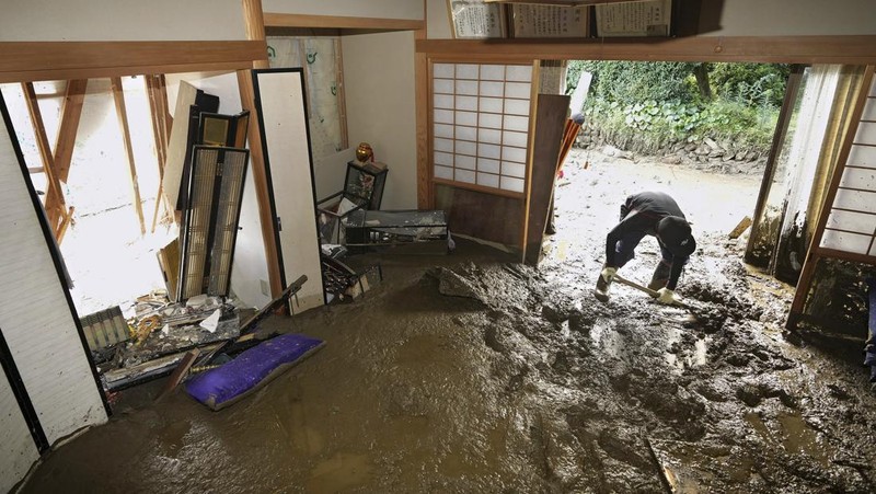 Foto yang diambil dari helikopter menunjukkan operasi pencarian dan penyelamatan berlanjut di lokasi tanah longsor setelah hujan lebat di Karatsu, Prefektur Saga, Jepang dalam foto yang diambil oleh Kyodo pada 11 Juli 2023. (Mandatory credit Kyodo/via REUTERS)
