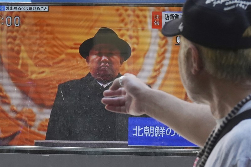 Sebuah layar TV menunjukkan gambar file peluncuran rudal Korea Utara selama program berita di Stasiun Kereta Api Seoul di Seoul, Korea Selatan, Rabu, 12 Juli 2023. Sebuah layar TV menunjukkan gambar file peluncuran rudal Korea Utara selama program berita di Stasiun Kereta Api Seoul di Seoul, Korea Selatan, Rabu, 12 Juli 2023. Korea Utara meluncurkan rudal balistik jarak jauh ke arah perairan timurnya pada hari Rabu. tetangga mengatakan, dua hari setelah Korea Utara mengancam konsekuensi