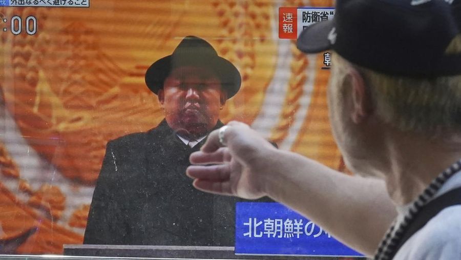 Sebuah layar TV menunjukkan gambar file peluncuran rudal Korea Utara selama program berita di Stasiun Kereta Api Seoul di Seoul, Korea Selatan, Rabu, 12 Juli 2023. Korea Utara meluncurkan rudal balistik jarak jauh ke arah perairan timurnya pada hari Rabu. tetangga mengatakan, dua hari setelah Korea Utara mengancam konsekuensi 