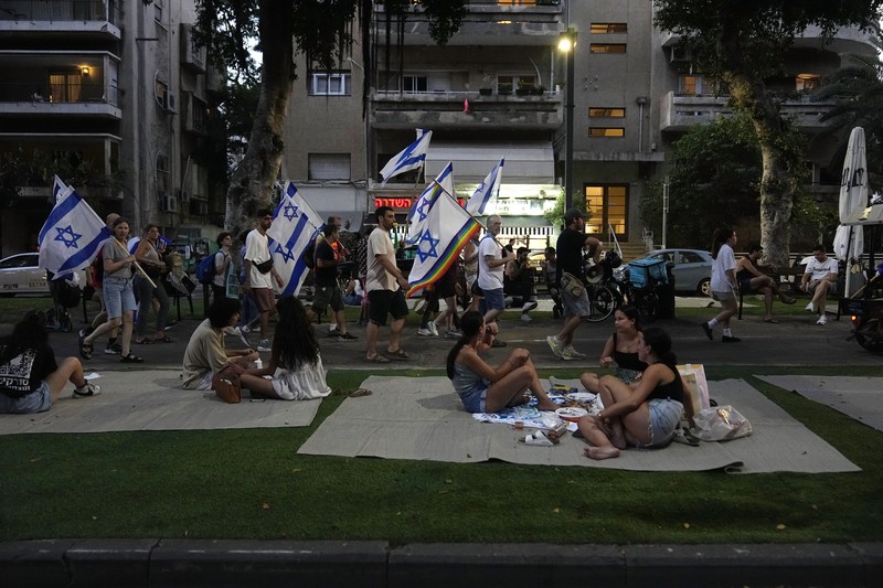 Orang-orang berdemonstrasi pada 'Hari Gangguan' sebagai protes terhadap Perdana Menteri Israel Benjamin Netanyahu dan perombakan peradilan pemerintah koalisi nasionalisnya, di Yerusalem 11 Juli 2023. Orang-orang berdemonstrasi pada 'Hari Gangguan' sebagai protes terhadap Perdana Menteri Israel Benjamin Netanyahu dan perombakan peradilan pemerintah koalisi nasionalisnya, di Yerusalem 11 Juli 2023. (REUTERS/Ronen Zvulun)
