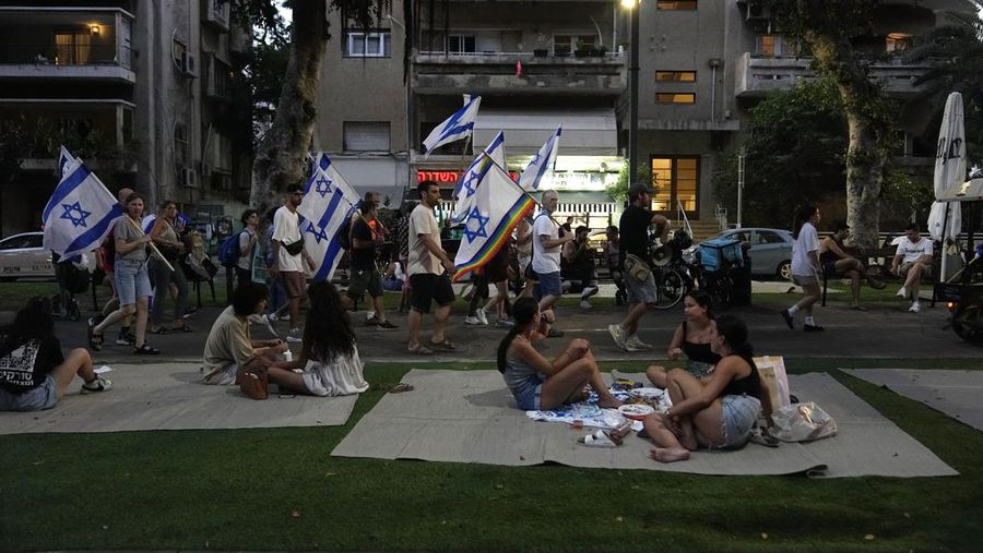 Orang-orang berdemonstrasi pada 'Hari Gangguan' sebagai protes terhadap Perdana Menteri Israel Benjamin Netanyahu dan perombakan peradilan pemerintah koalisi nasionalisnya, di Yerusalem 11 Juli 2023. (REUTERS/Ronen Zvulun)