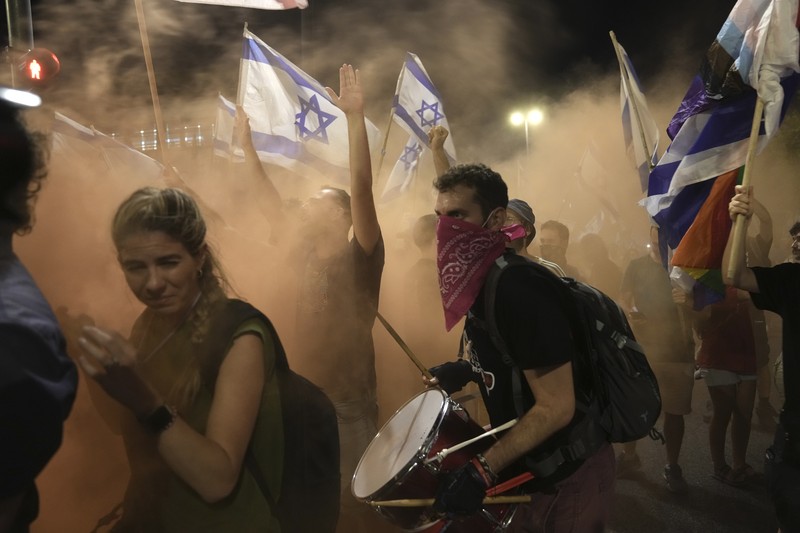 Orang-orang berdemonstrasi pada 'Hari Gangguan' sebagai protes terhadap Perdana Menteri Israel Benjamin Netanyahu dan perombakan peradilan pemerintah koalisi nasionalisnya, di Yerusalem 11 Juli 2023. Orang-orang berdemonstrasi pada 'Hari Gangguan' sebagai protes terhadap Perdana Menteri Israel Benjamin Netanyahu dan perombakan peradilan pemerintah koalisi nasionalisnya, di Yerusalem 11 Juli 2023. (REUTERS/Ronen Zvulun)