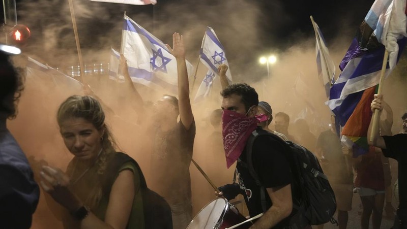 Orang-orang berdemonstrasi pada 'Hari Gangguan' sebagai protes terhadap Perdana Menteri Israel Benjamin Netanyahu dan perombakan peradilan pemerintah koalisi nasionalisnya, di Yerusalem 11 Juli 2023. (REUTERS/Ronen Zvulun)