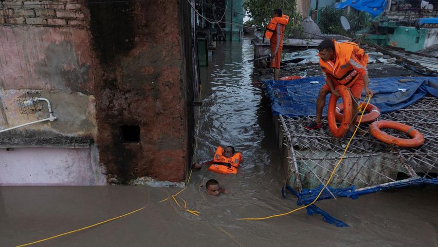 Anggota Pasukan Tanggap Bencana Nasional (NDRF) mengevakuasi penduduk yang terdampar dari lokasi banjir, setelah kenaikan permukaan air sungai Yamuna, di New Delhi, India, 13 Juli 2023. (REUTERS/Adnan Abidi)