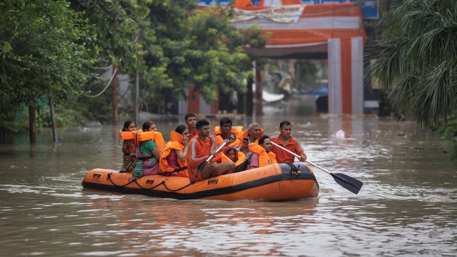 Anggota Pasukan Tanggap Bencana Nasional (NDRF) mengevakuasi penduduk yang terdampar dari lokasi banjir, setelah kenaikan permukaan air sungai Yamuna, di New Delhi, India, 13 Juli 2023. (REUTERS/Adnan Abidi)