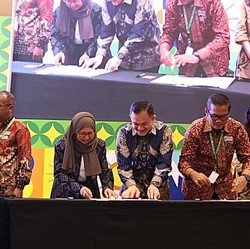 Astra-PLN Kolaborasi Transisi EBT Lewat SPKLU & PLTS Atap