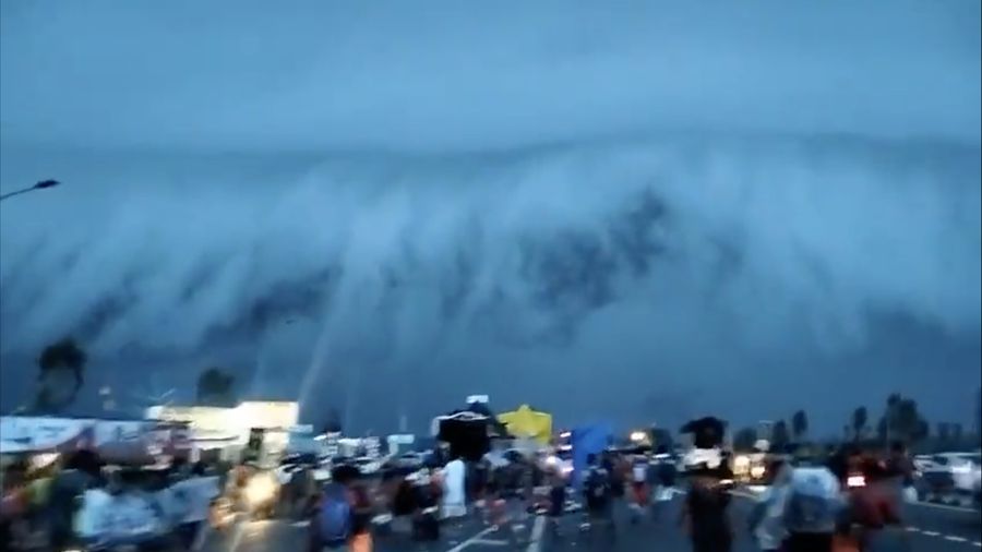 Awan badai spektakuler yang menyerupai tsunami muncul di atas kota di India utara. (Tangkapan Layar Twitter @Anindya_veyron)