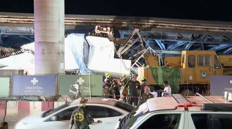 Seorang pekerja berjalan melewati jalan layang yang runtuh di Bangkok, Selasa, 11 Juli 2023. Setidaknya satu orang tewas setelah jalan layang di ibu kota Thailand itu runtuh, dan beberapa lainnya dinyatakan hilang, dengan kru penyelamat tidak dapat mengakses lokasi tersebut Selasa karena takut akan keruntuhan lebih lanjut, kata pihak berwenang. (AP Photo/Thanchote Thanawikran)