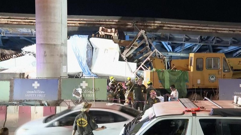Seorang pekerja berjalan melewati jalan layang yang runtuh di Bangkok, Selasa, 11 Juli 2023. Setidaknya satu orang tewas setelah jalan layang di ibu kota Thailand itu runtuh, dan beberapa lainnya dinyatakan hilang, dengan kru penyelamat tidak dapat mengakses lokasi tersebut Selasa karena takut akan keruntuhan lebih lanjut, kata pihak berwenang. (AP Photo/Thanchote Thanawikran)