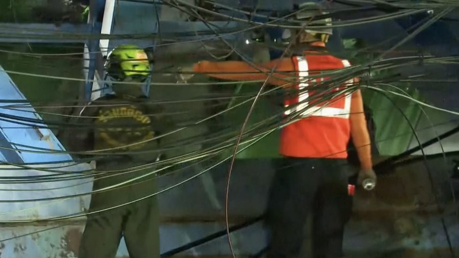 Seorang pekerja berjalan melewati jalan layang yang runtuh di Bangkok, Selasa, 11 Juli 2023. Setidaknya satu orang tewas setelah jalan layang di ibu kota Thailand itu runtuh, dan beberapa lainnya dinyatakan hilang, dengan kru penyelamat tidak dapat mengakses lokasi tersebut Selasa karena takut akan keruntuhan lebih lanjut, kata pihak berwenang. (AP Photo/Thanchote Thanawikran)