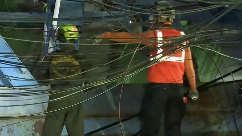 Seorang pekerja berjalan melewati jalan layang yang runtuh di Bangkok, Selasa, 11 Juli 2023. Setidaknya satu orang tewas setelah jalan layang di ibu kota Thailand itu runtuh, dan beberapa lainnya dinyatakan hilang, dengan kru penyelamat tidak dapat mengakses lokasi tersebut Selasa karena takut akan keruntuhan lebih lanjut, kata pihak berwenang. (AP Photo/Thanchote Thanawikran)