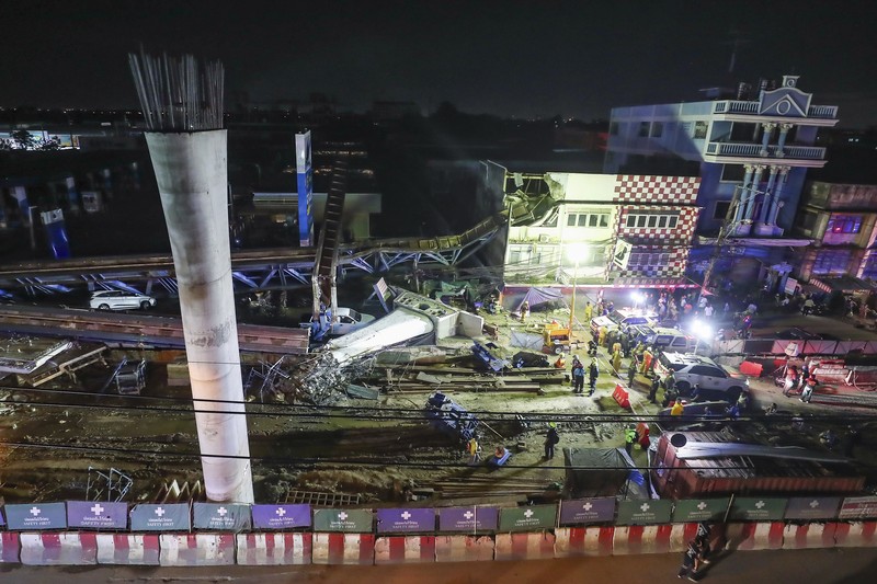Seorang pekerja berjalan melewati jalan layang yang runtuh di Bangkok, Selasa, 11 Juli 2023. Setidaknya satu orang tewas setelah jalan layang di ibu kota Thailand itu runtuh, dan beberapa lainnya dinyatakan hilang, dengan kru penyelamat tidak dapat mengakses lokasi tersebut Selasa karena takut akan keruntuhan lebih lanjut, kata pihak berwenang. (AP Photo/Thanchote Thanawikran)
