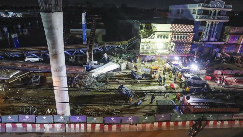 Seorang pekerja berjalan melewati jalan layang yang runtuh di Bangkok, Selasa, 11 Juli 2023. Setidaknya satu orang tewas setelah jalan layang di ibu kota Thailand itu runtuh, dan beberapa lainnya dinyatakan hilang, dengan kru penyelamat tidak dapat mengakses lokasi tersebut Selasa karena takut akan keruntuhan lebih lanjut, kata pihak berwenang. (AP Photo/Thanchote Thanawikran)