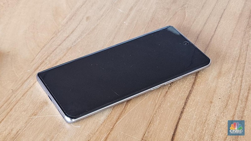 Kehadiran seri Oppo Reno10 5G di Indonesia semakin dekat. Setelah terlihat muncul di situs resmi Kementerian Perindustrian (Kemenperin), kini wujud HP ini mulai terlihat. (CNBC Indonesia/Intan Rakhmayanti Dewi)