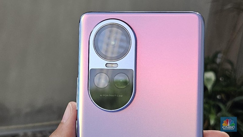 Kehadiran seri Oppo Reno10 5G di Indonesia semakin dekat. Setelah terlihat muncul di situs resmi Kementerian Perindustrian (Kemenperin), kini wujud HP ini mulai terlihat. (CNBC Indonesia/Intan Rakhmayanti Dewi)