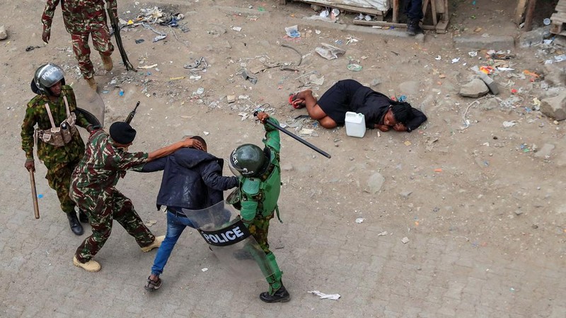 Ricuh saat demo menolak UU Keuangan di Kenya, Rabu (12/7/2023). (REUTERS/Thomas Mukoya)