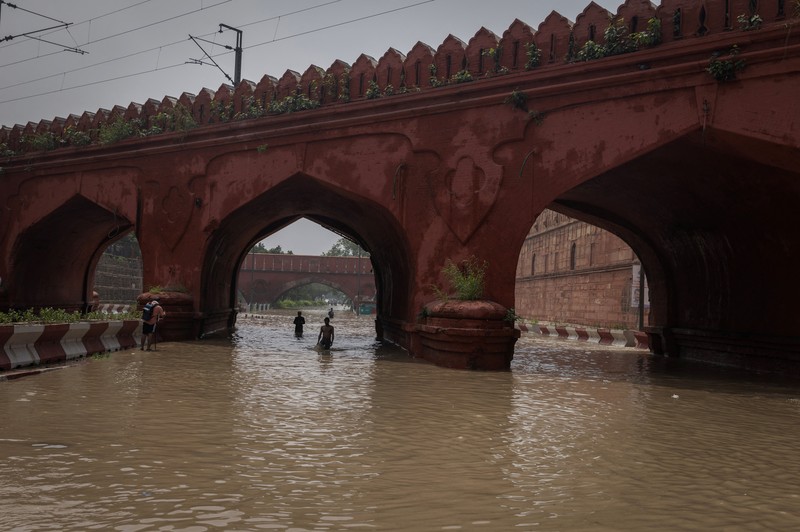 Anggota Pasukan Tanggap Bencana Nasional (NDRF) mengevakuasi penduduk yang terdampar dari lokasi banjir, setelah kenaikan permukaan air sungai Yamuna, di New Delhi, India, 13 Juli 2023. (REUTERS/Adnan Abidi)