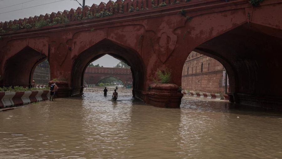 Anggota Pasukan Tanggap Bencana Nasional (NDRF) mengevakuasi penduduk yang terdampar dari lokasi banjir, setelah kenaikan permukaan air sungai Yamuna, di New Delhi, India, 13 Juli 2023. (REUTERS/Adnan Abidi)